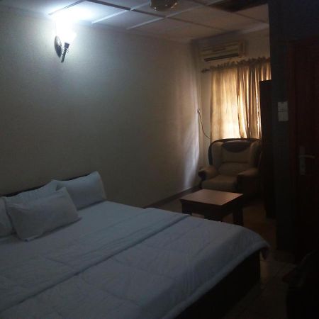 Holla-Jobi Guest House Lagos Ngoại thất bức ảnh