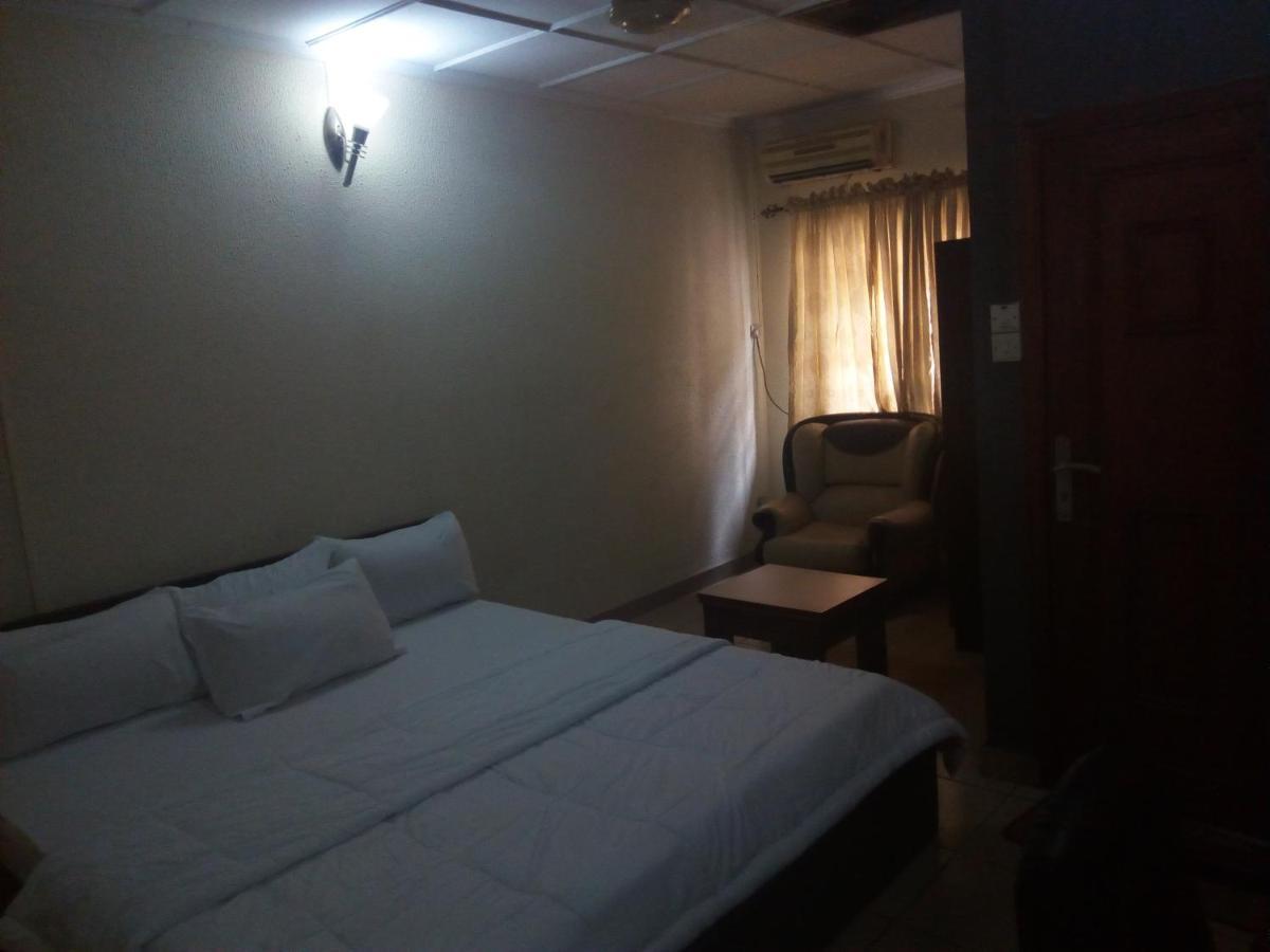 Holla-Jobi Guest House Lagos Ngoại thất bức ảnh