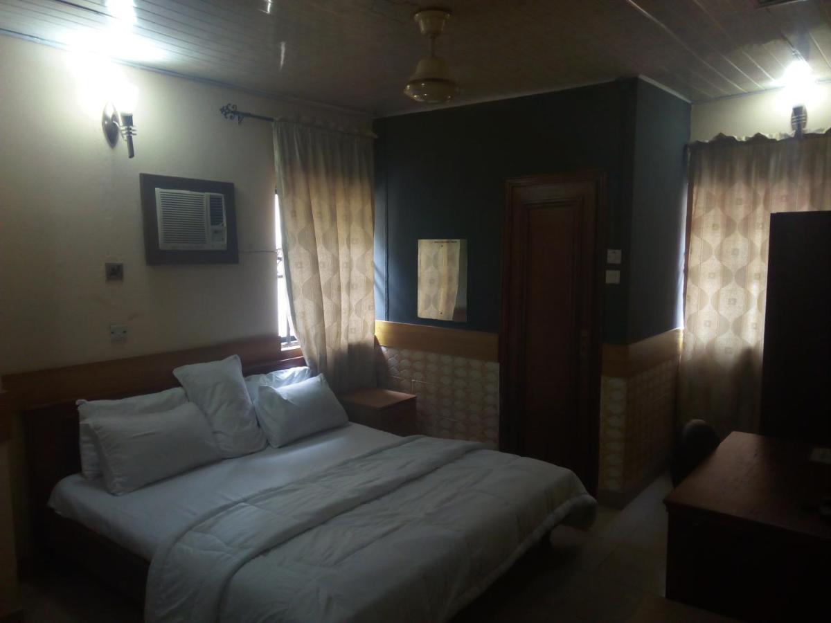 Holla-Jobi Guest House Lagos Ngoại thất bức ảnh